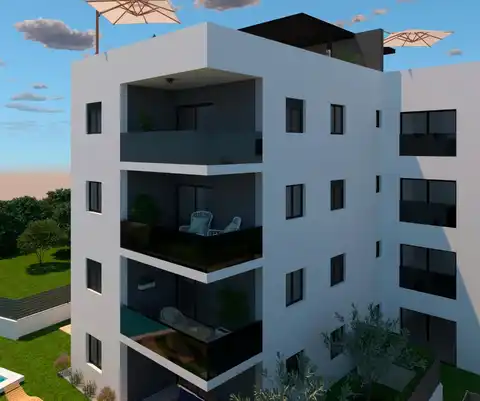 Trogir, Okrug Gornji – Dvosoban penthouse s krovnom terasom u novograd