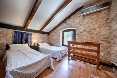 Комижа - Каменный дом у моря