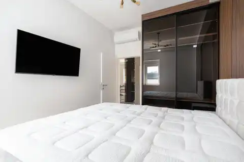 Podstrana - Dvosoban stan sa krovnom terasom i parking mjestom