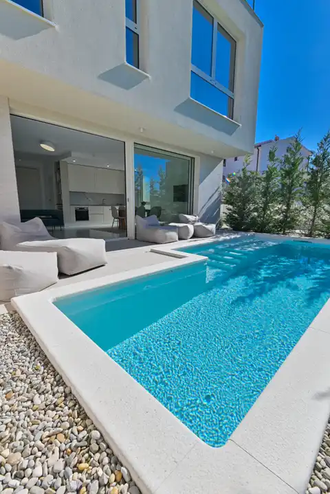 Seget Vranjica – moderna duplex vila s dva bazena i pogledom na more
