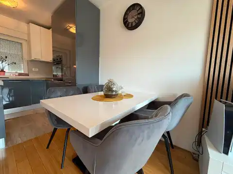 Split, Kila — Dvosobno stanovanje 66 m², balkon, garaža, novejša stavba