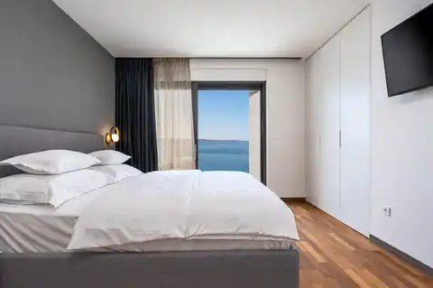 Vila 210 m², 4 spavaće sobe, bazen i pogled na more – Omiš