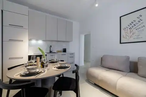 Split, Kila – stan 51 m² z vrtom, bazenom in s parkiriščem