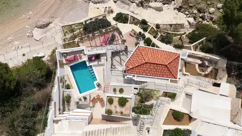 Омиш, Станичи – вилла на первой линии у моря с большим потенциалом