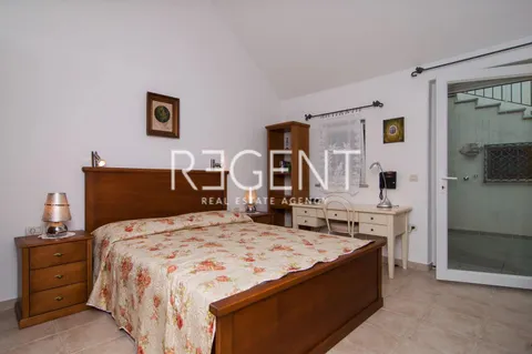 Brač, Mirca - kamenná vila s výhledem na moře, 300m2