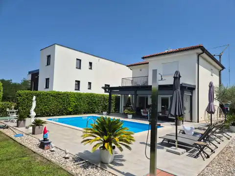 Parenzo, dintorni – casa di 135 mq, arredata con piscina e giardino.