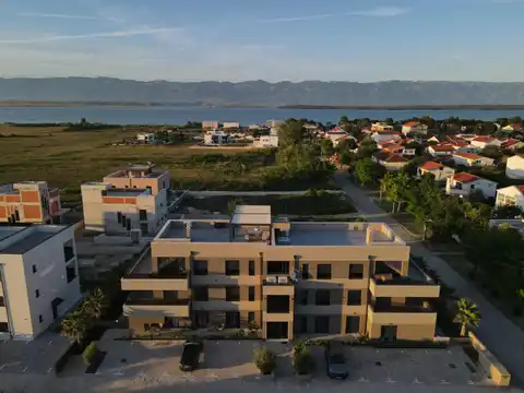 Privlaka, Sabunike — dvosoban stan 139 m2, bazen, vrt, parking mjesto