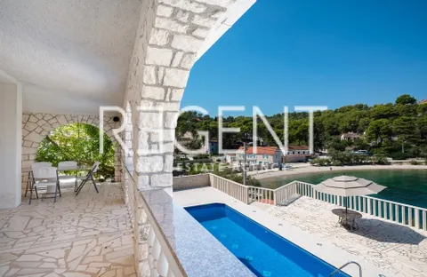 Šolta, Rogač - Villa mediterranea in prima fila sul mare 264 m2 vendita esclusiva