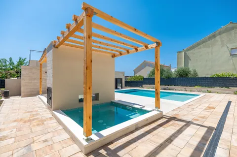 Trogir - Nuova villa moderna di 300m2 con piscina e jacuzzi