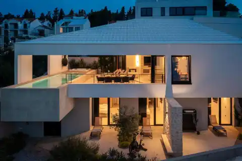 Brač - Moderna vila s bazenom, jacuzzijem i saunom