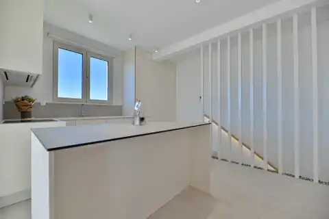 Seget Vranjica – moderna duplex vila s dva bazena i pogledom na more
