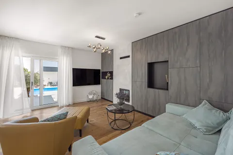 Istra, Krnica – Kuća s bazenom na parceli 780 m2