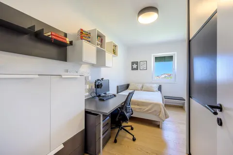 Split, Žnjan - luksuzan trosobni stan s pogledom na more