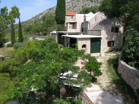 Brač, Bol - Kamena kuća sa četiri apartmana