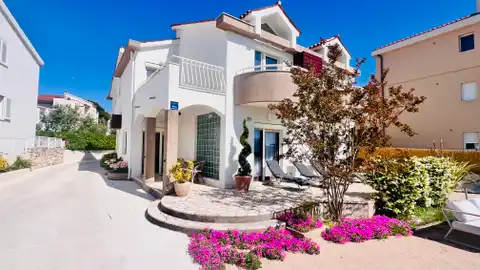 Villa 472 m², Brodarica — en première ligne de mer, 3 appartements