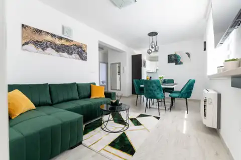Trogir, Soline – Četverosoban stan s balkonom