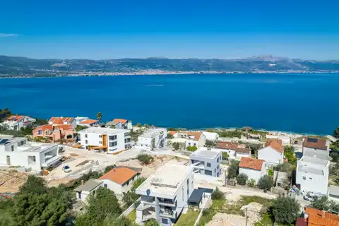 Трогир, Слатине - Двухкомнатная квартира с террасами и видом на море