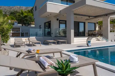 Podstrana - Moderná luxusná vila s bazénom a strešnou terasou