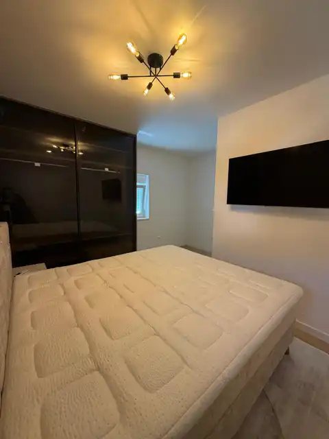 Podstrana - Dvosoban stan sa krovnom terasom i parking mjestom