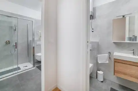 Split, Lučac - Appartement de deux pièces avec loggia et vue sur la ville.