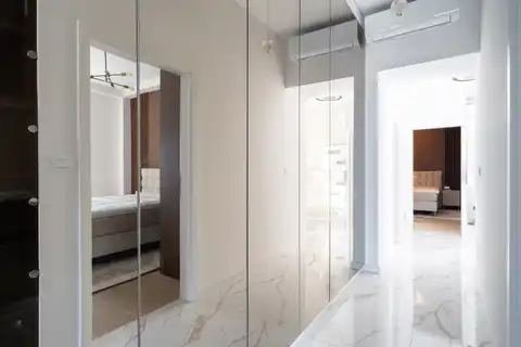 Podstrana - Dvosoban stan sa krovnom terasom i parking mjestom