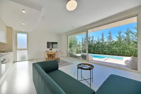 Seget Vranjica – moderna duplex vila s dva bazena i pogledom na more