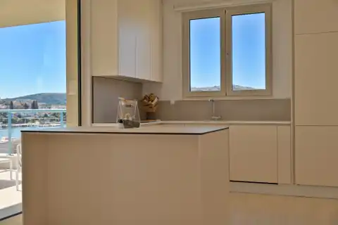 Seget Vranjica – moderna duplex vila s dva bazena i pogledom na more