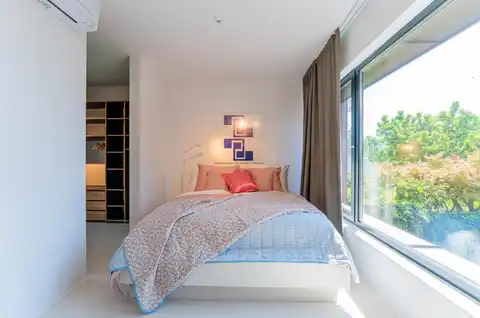 Zagreb, Šestine – Moderna družinska vila z bazenom, obdana z zelenjem, najem