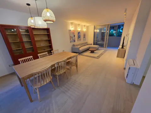 Split, Pujanke - Renoviran trosoban stan s lođom