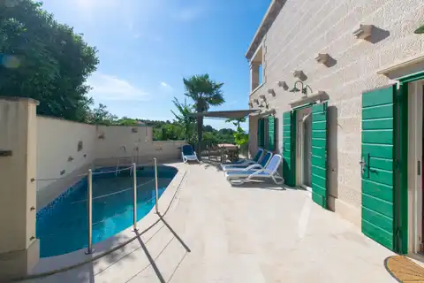 Brač, Mirca - kamenná vila s výhľadom na more, 300m2