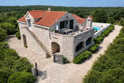 Zadar, Premuda - Kamienny dom z basenem