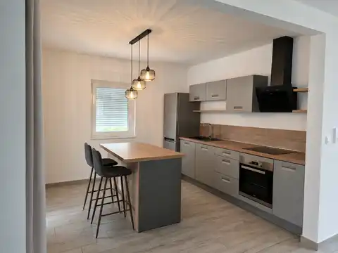Parenzo, dintorni – casa di 135 mq, arredata con piscina e giardino.