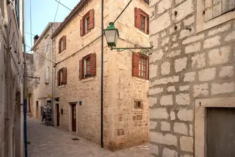 Hvar, Stari Grad – Kamena kuća u staroj jezgri grada