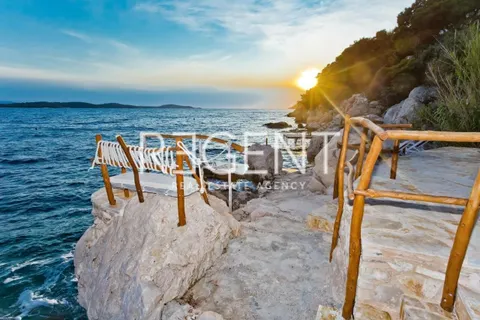 Hvar - Vila prvý rad pri mori