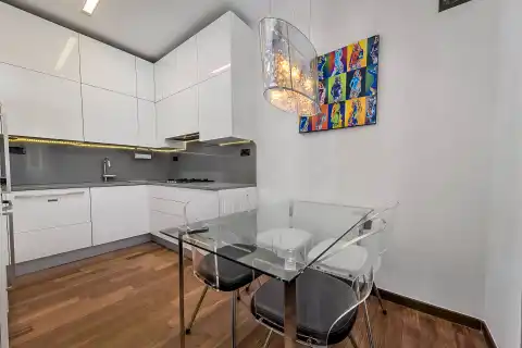 Zagreb, Centar - Građanski četverosoban stan 103 m2 s liftom i garažnim mjestom
