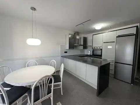 Split, Žnjan - Četverosoban stan sa loggiom