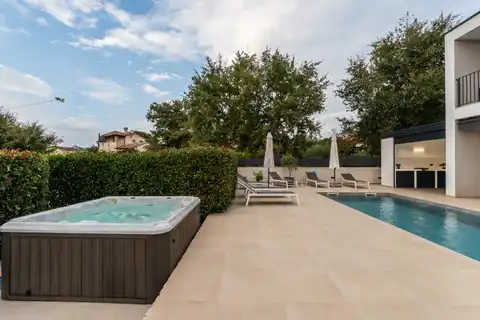 Poreč, okolica - vila 140m² s bazenom i jacuzzijem, useljiva