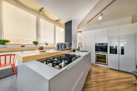 Zagreb, Petrova - Moderan penthouse s krovnom terasom i bazenom