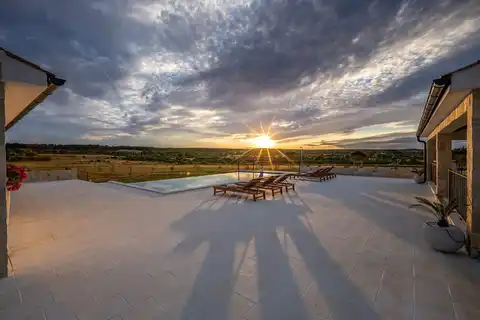 Zadar, Sv. Filip i Jakov - Rustikalna vila na zemljištu od 30.000 m²