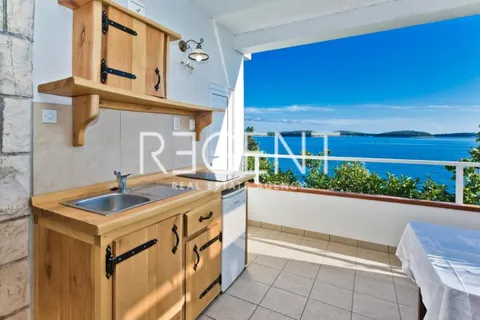 Hvar - Vila prvý rad pri mori