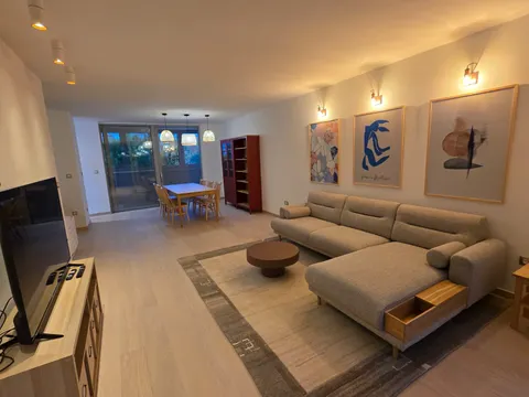 Split, Pujanke - Renoviran trosoban stan s lođom