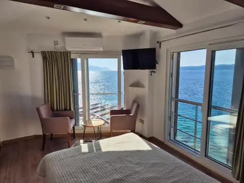 Омиш, Станичи – вилла на первой линии у моря с большим потенциалом