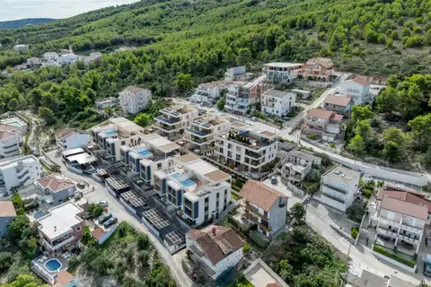 Trogir, Čiovo – Apartman u luksuznom apartmanskom naselju u blizini mora 52,04 m2
