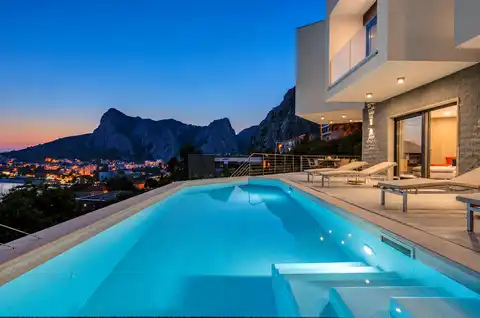 Vila 210 m², 4 spavaće sobe, bazen i pogled na more – Omiš