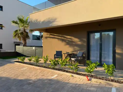 Privlaka, Sabunike — dvosoban stan 139 m2, bazen, vrt, parking mjesto