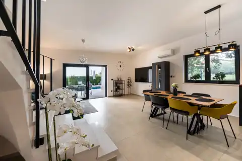 Poreč, okolica - vila 140m² s bazenom i jacuzzijem, useljiva