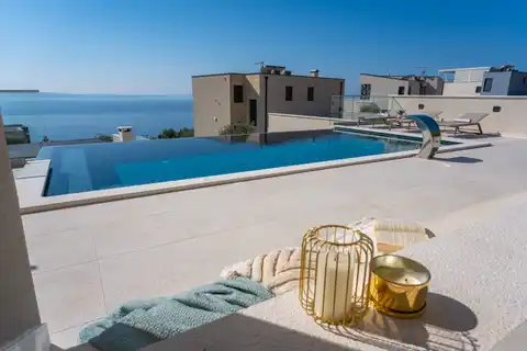 Podstrana - Moderná luxusná vila s bazénom a strešnou terasou