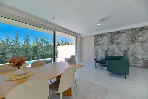 Seget Vranjica – moderna duplex vila s dva bazena i pogledom na more