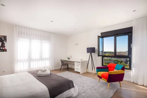 Ostrov Brač, Milna – Nově postavená luxusní vila o rozloze 370 m2 s velkým hydromasážním bazénem