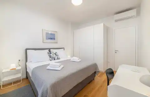 Split, Lučac - Appartement de deux pièces avec loggia et vue sur la ville.